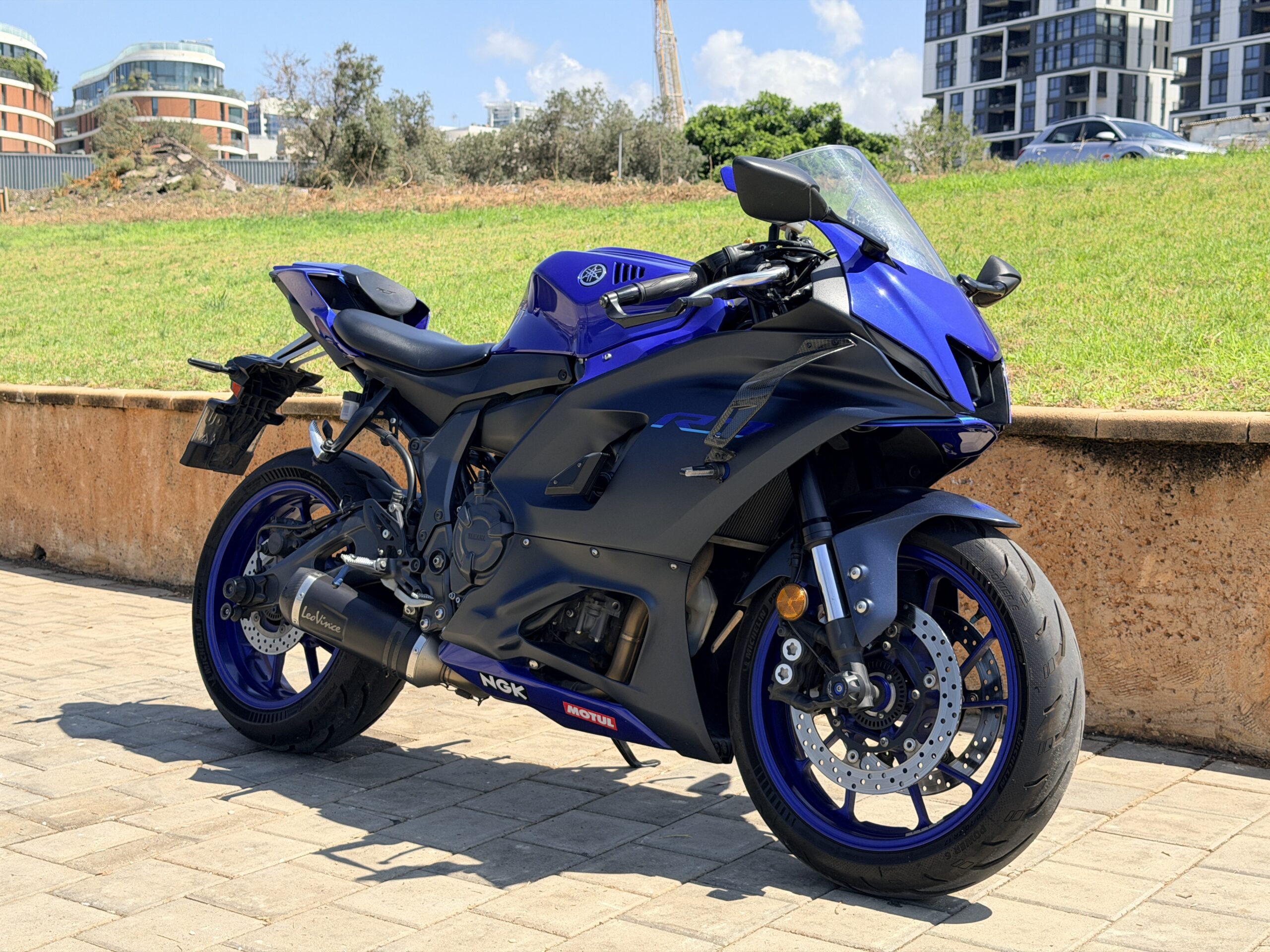 YAMAHA R7